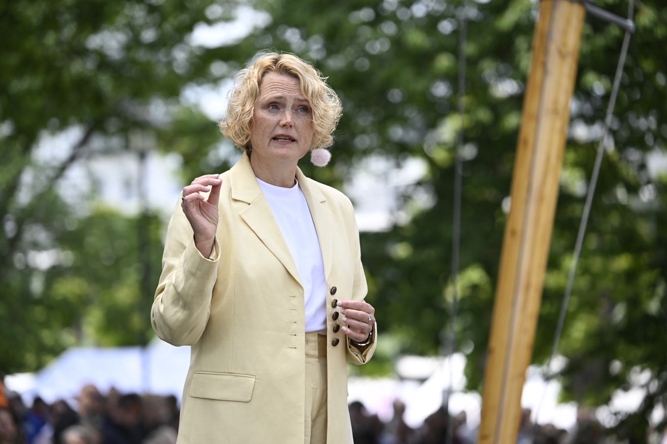 Centerpartiets partiledare Anna-Karin Hatt håller tal under politikerveckan i Almedalen. Foto: Jessica Gow/TT