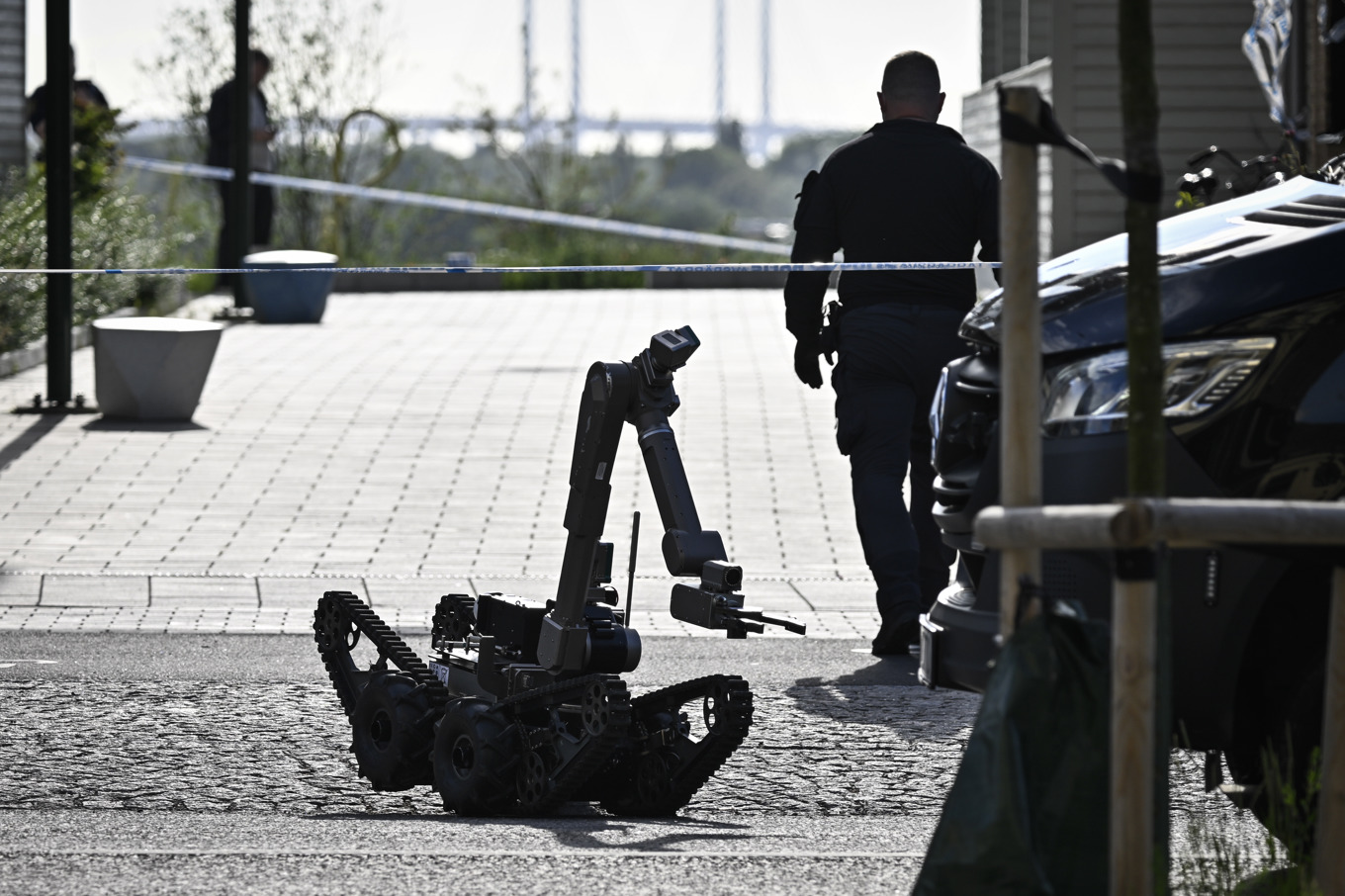 Polisens bombrobot i aktion i Hyllie i Malmö på onsdagseftermiddagen efter ett larm om en explosion. Foto: Johan Nilsson/TT