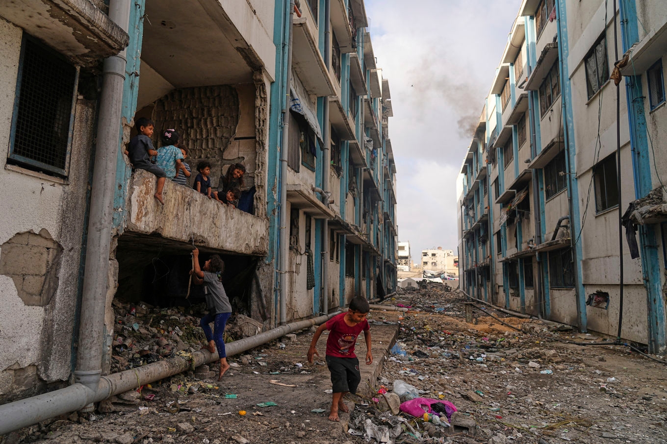 Barn som tvingats lämna sina hem under kriget vid en skolbyggnad i Gaza stad. Bilden togs i måndags. Foto: Jehad Alshrafi/AP/TT