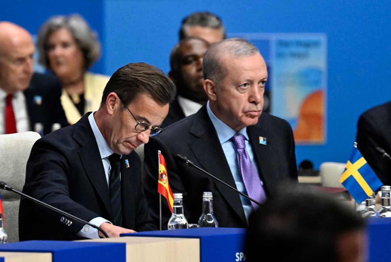 Sveriges statsminister Ulf Kristersson (M) under Natos toppmöte i Haag på onsdagen. Till höger Turkiets president Recep Tayyip Erdogan. Foto: Pontus Lundahl/TT