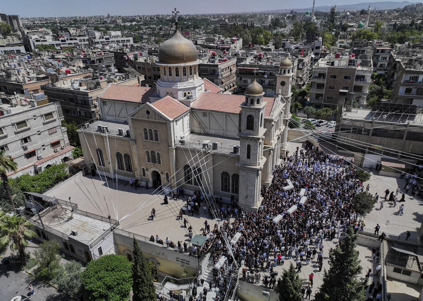 Sörjande bär kistor med döda efter söndagens dåd i Damaskus. Foto: Ghaith Alsayed/AP/TT