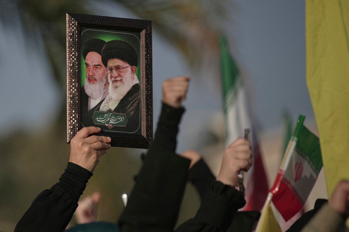 Porträtt av Irans ledare, den tidigare ayatolla Khomeini till vänster och den nuvarande ayatolla Khamenei till höger, hålls upp vid en demonstration i Beirut. Bild från i onsdags. Foto: Hassan Ammar/AP/TT