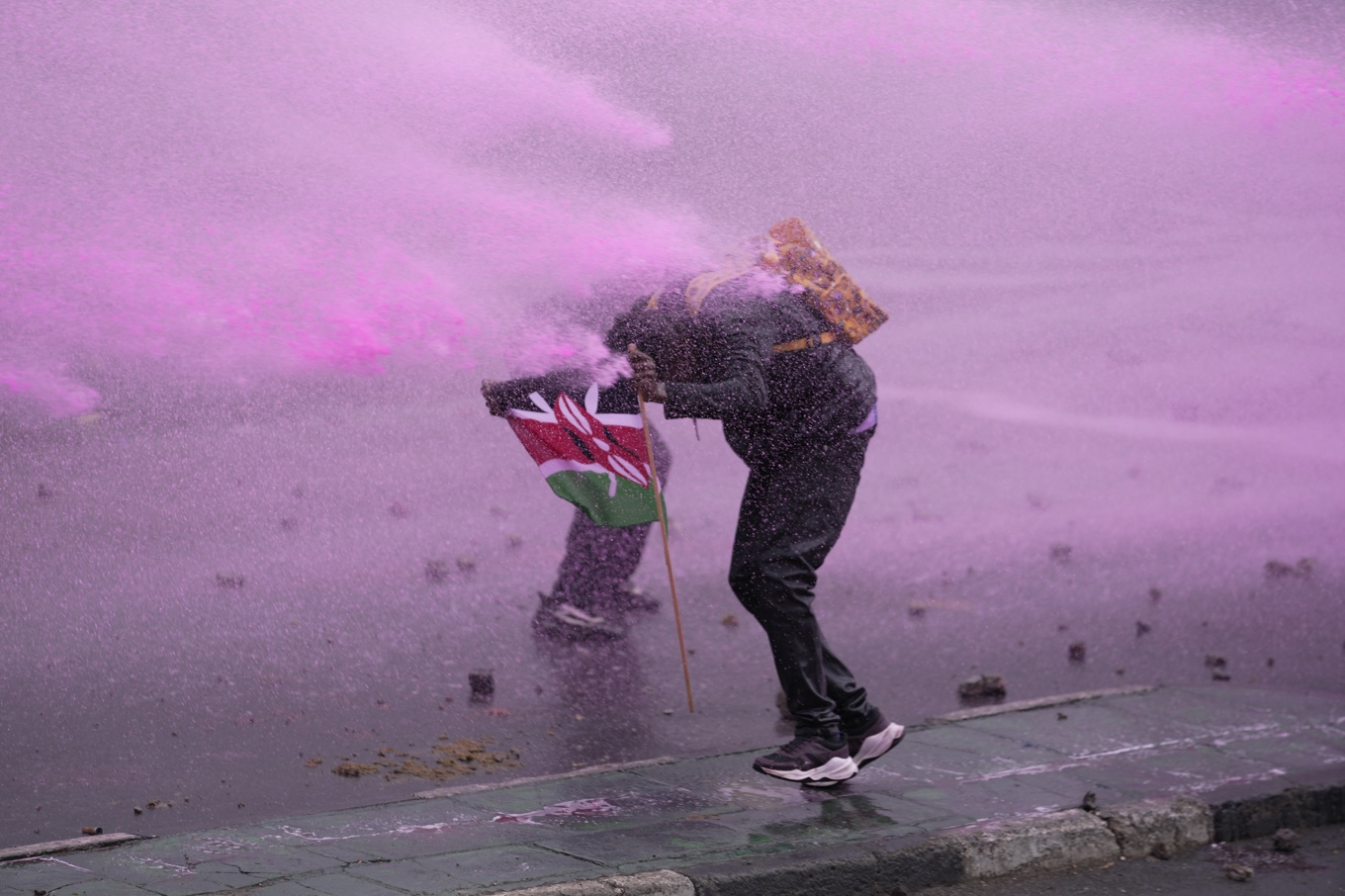 Minst 16 personer dödades i våldsamma protester i Kenya i onsdags. Foto: Brian Inganga/AP/TT