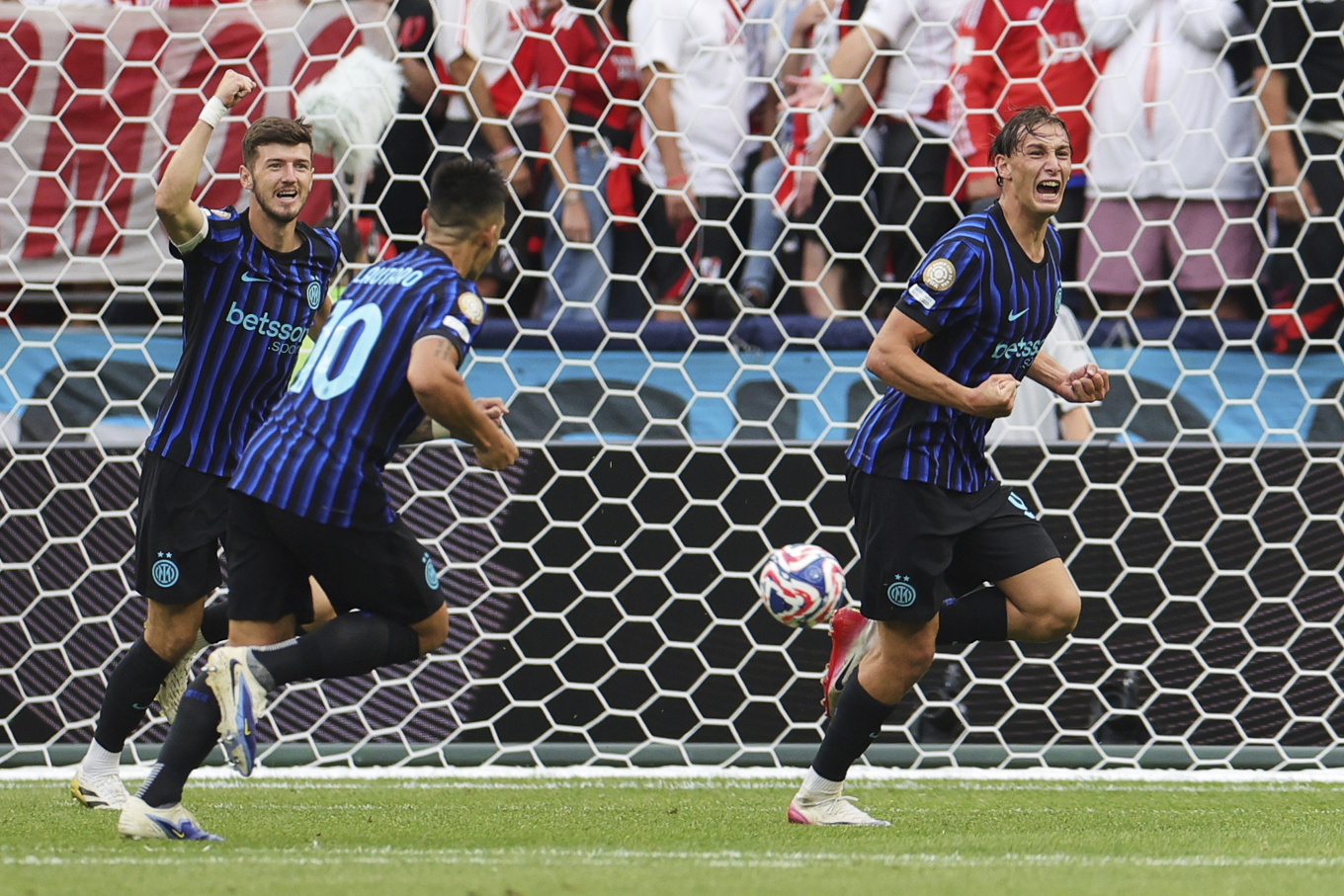 Inters Francesco Pio Esposito firar efter att ha gjort matchens första mål i 2–0-vinsten mot River Plate. Foto: Ryan Sun/AP/TT