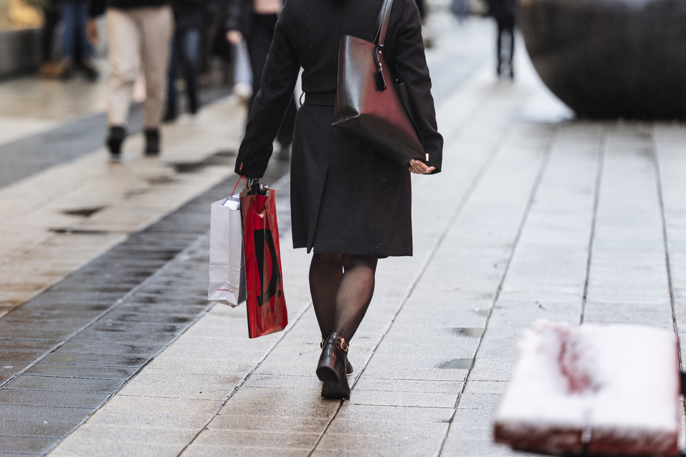Lite mindre deppiga hushåll, men stämningsläget i ekonomin går nedåt enligt Konjunkturinstitutets barometerindikator för juni. Arkivbild Foto: Karin Wesslén/TT