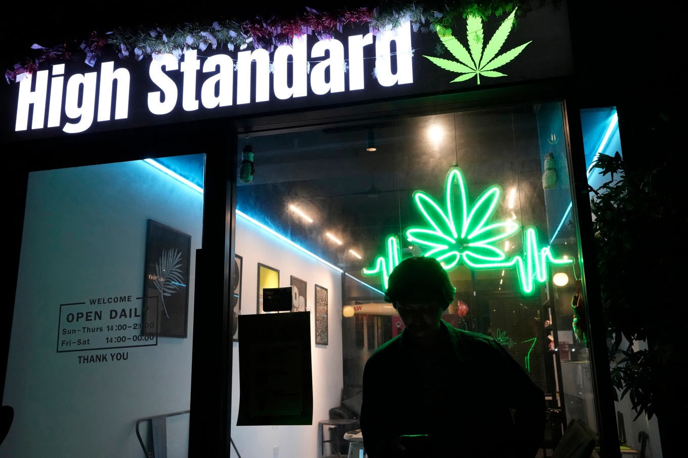 En cannabisbuitik med tillhörande gatustånd i huvudstaden Bangkok. Foto: Sakchai Lalit/AP/TT
