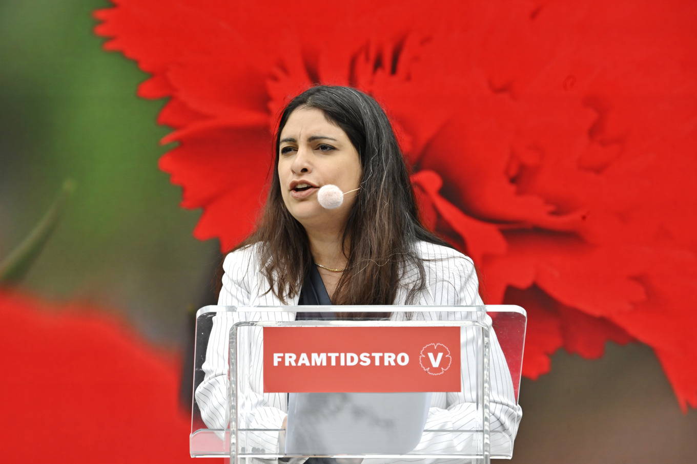 Vänsterpartiets partiledare Nooshi Dadgostar håller tal under politikerveckan i Almedalen. Foto: Christine Olsson/TT