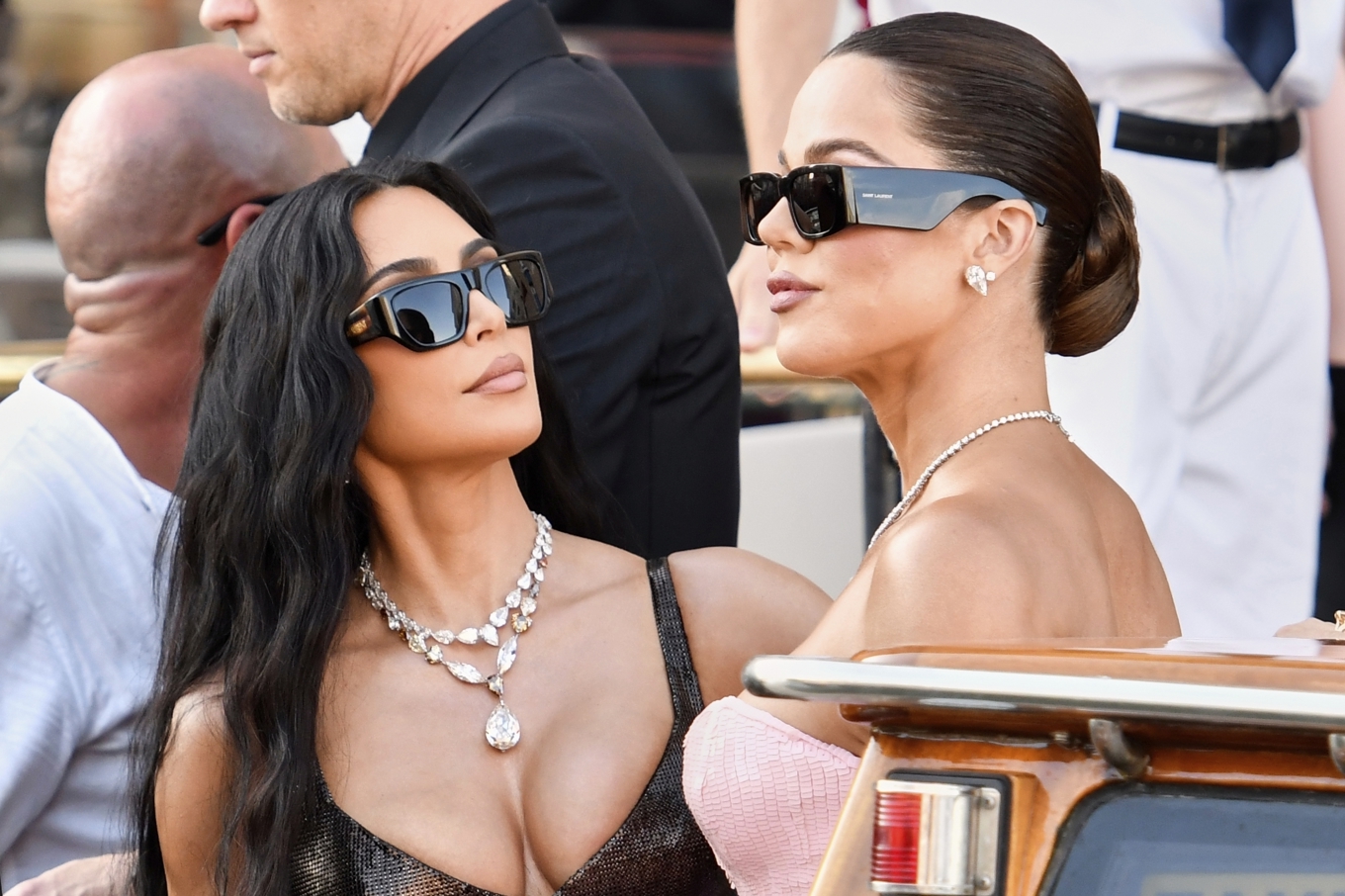 Kim och Khloé Kardashian på väg till bröllopet. Foto: Luigi Costantini/AP/TT