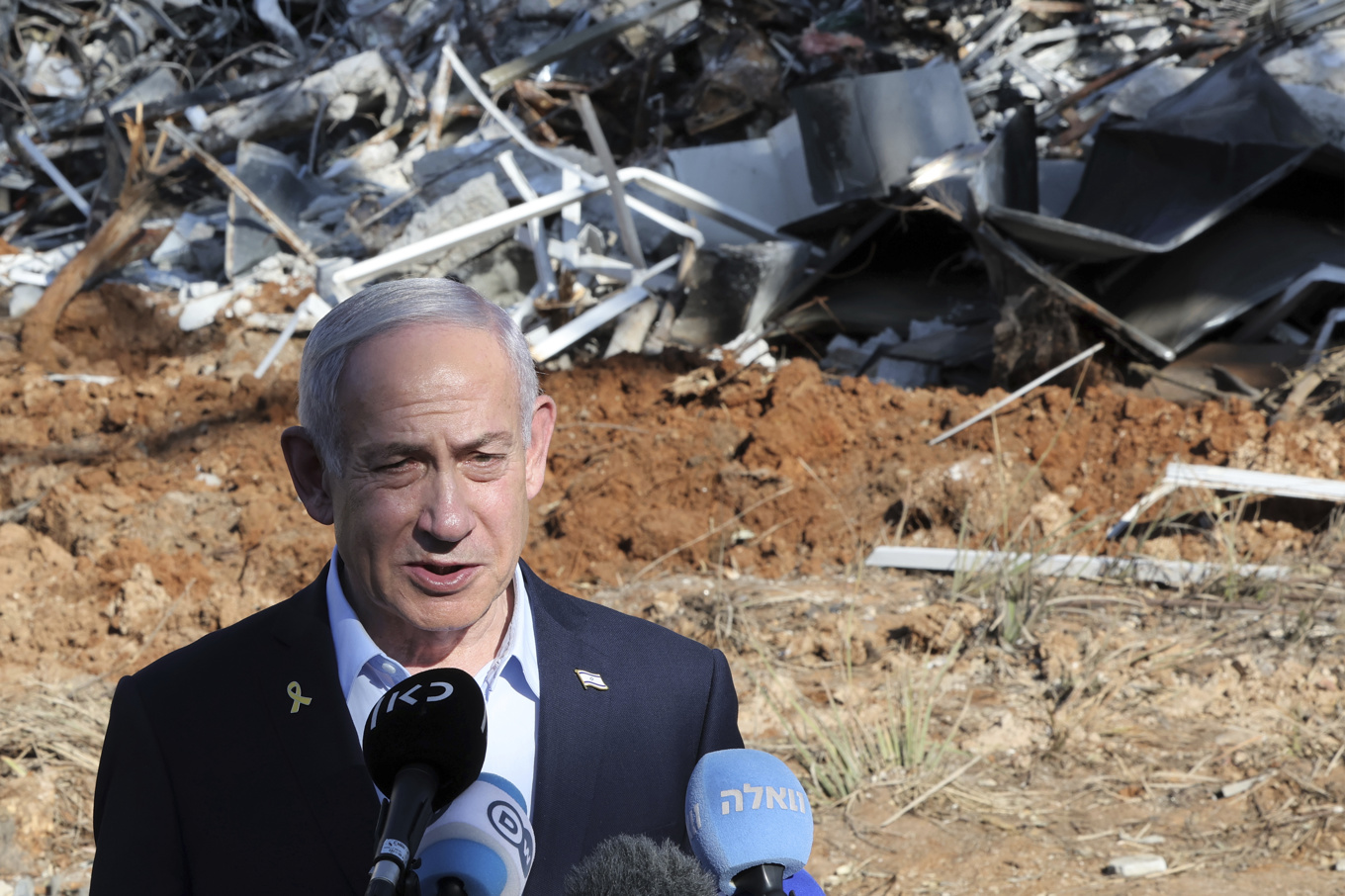 Israels premiärminister Benjamin Netanyahu framför lärosätet Weizmann Institute of Science sydost om Tel Aviv som träffades av iranska bomber under förra fredagen. Foto: Jack Guez/AP/TT