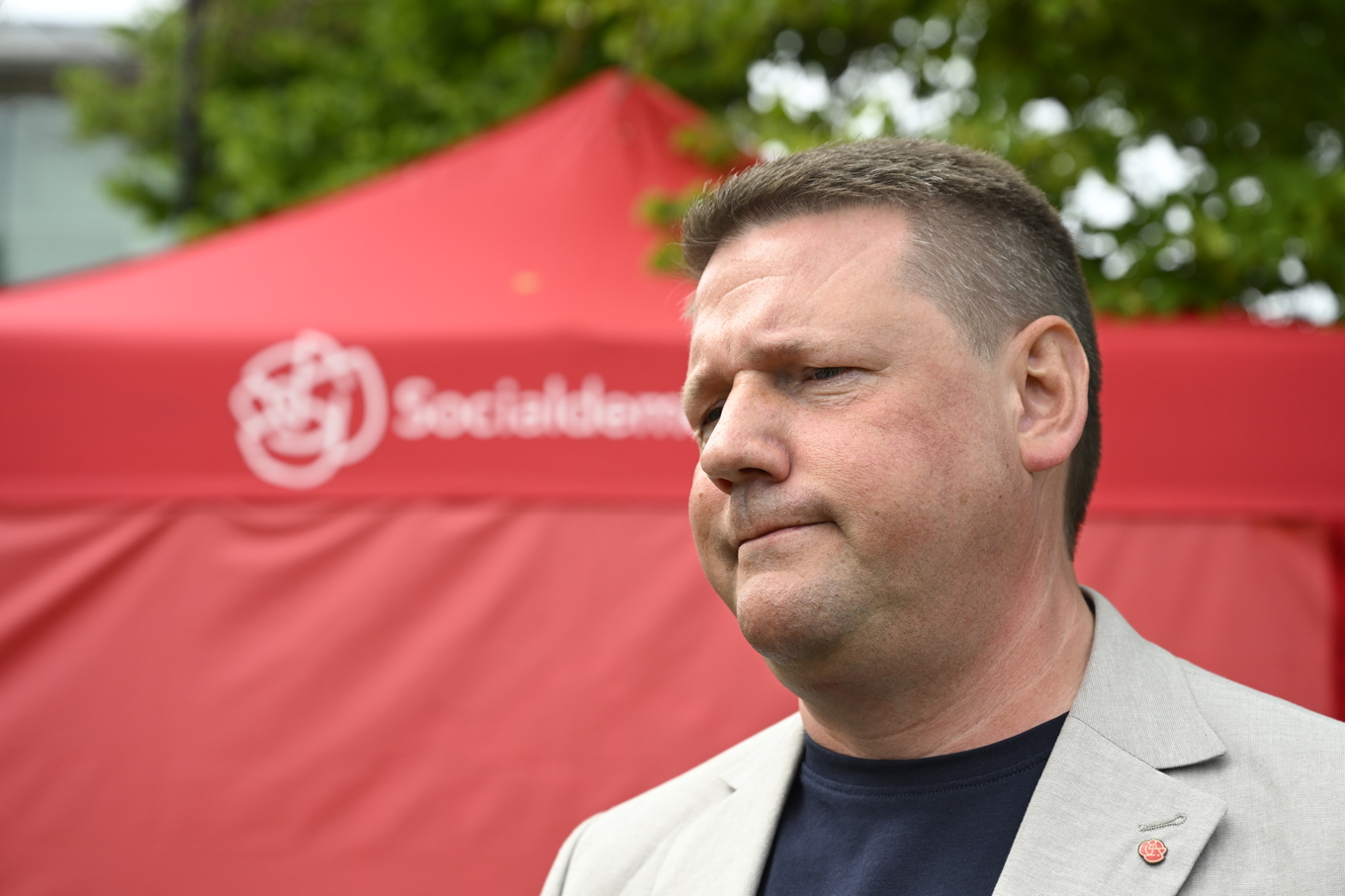 Partisekreterare Tobias Baudin (S) kommenterar beskedet om att Socialdemokraterna ska sälja sin lotteriverksamhet. Foto: Jessica Gow/TT