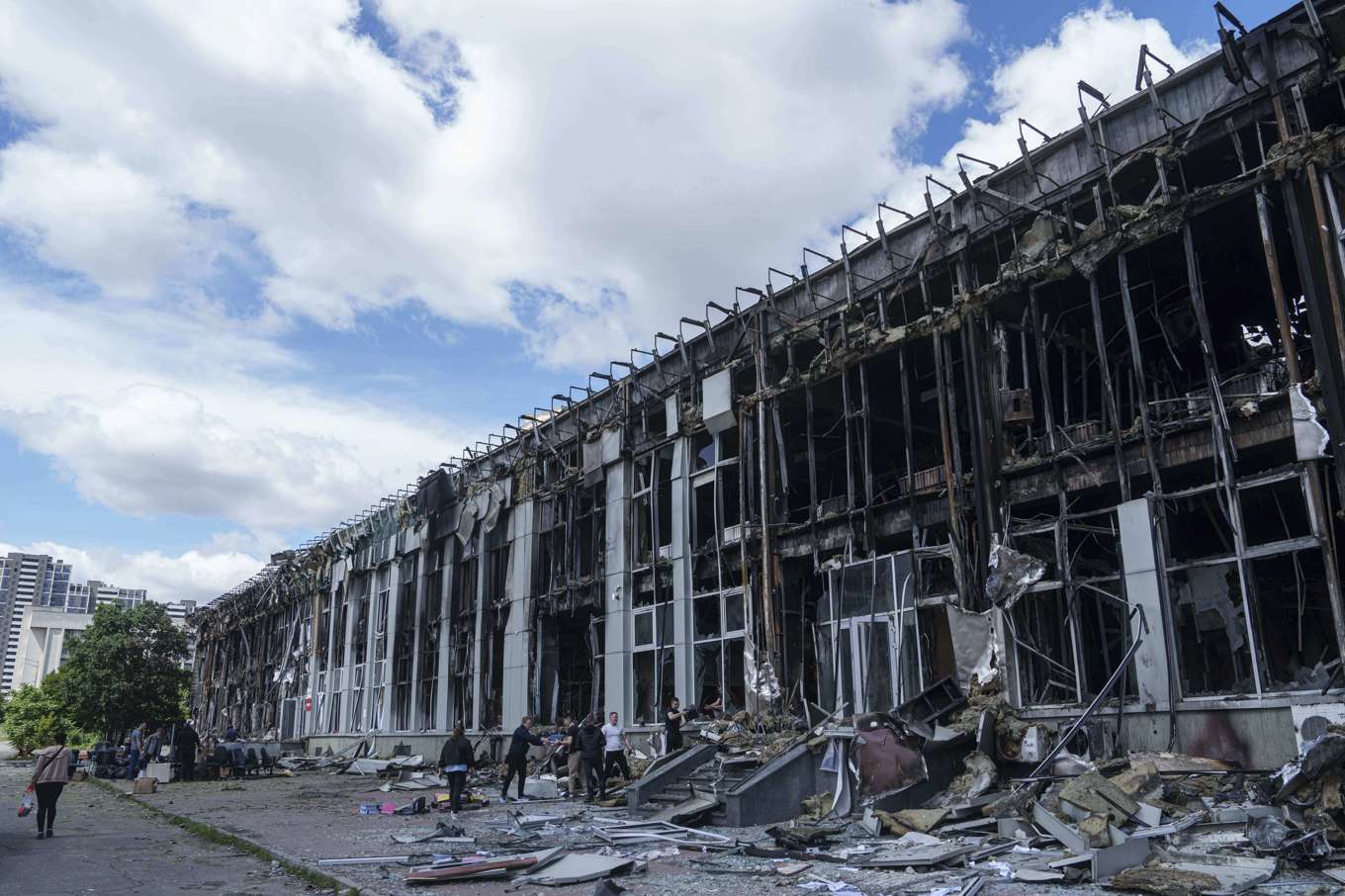 En kontorsbyggnad som förstörts i en rysk attack mot Kiev i måndags. Foto: Evgeniy Maloletka/AP/TT