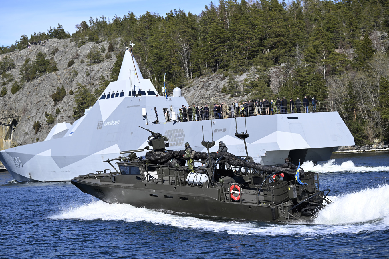 En man åtalas för obehörigt tillträde till skyddsobjekt efter att ha befunnit sig på Musköbasen. Bilden visar stridsbåt 90 och korvetten Härnösand vid en övning utanför Muskö. Arkivbild. Foto: Fredrik Sandberg/TT