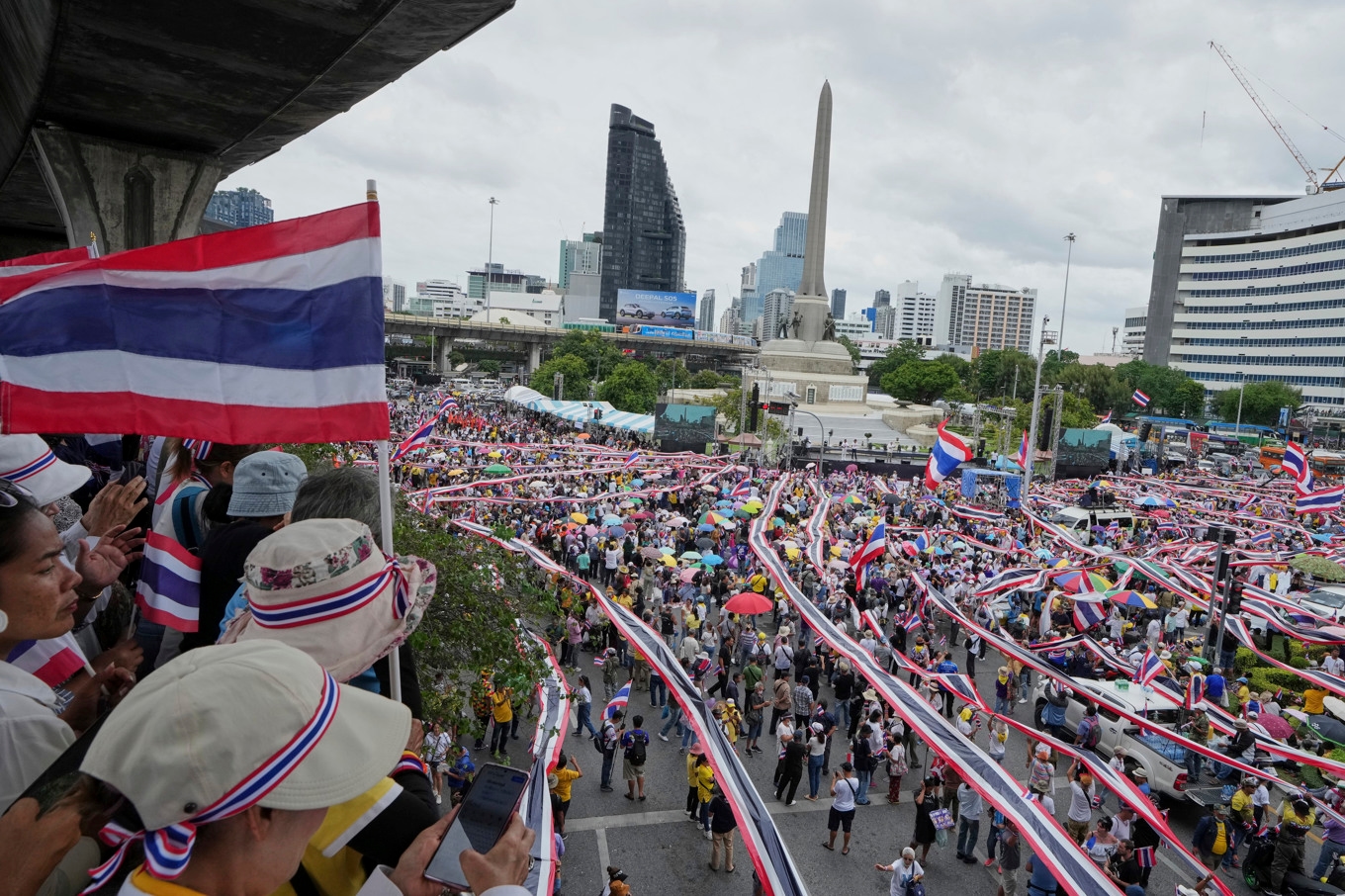 Demonstranter har samlats i Bangkok för att kräva premiärminister Paetongtarn Shinawatras avgång lördag den 28 juli, 2025. Foto: Sakchai Lalit/AP/TT