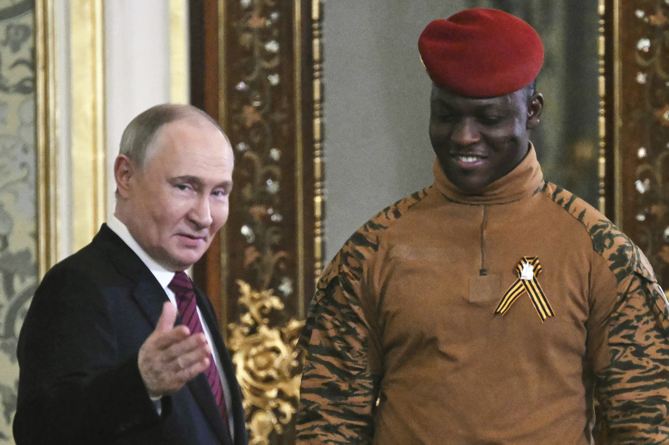 En grupp afrikanska ledare var på plats när Ryssland högtidlighöll den så kallade segerdagen i Moskva den 10 maj i år. Här träffar Vladimir Putin ledaren för Burkina Fasos ryskstöttade militärjunta, Ibrahim Traoré, i samband med det. Foto: Angelos Tzortzinis/poolfoto via AP/TT