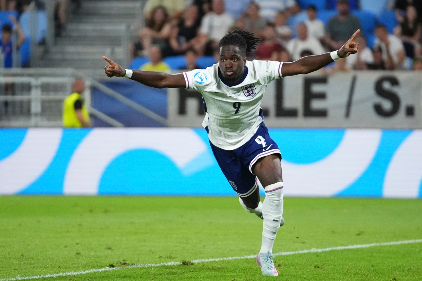 Englands Jonathan Rowe jublar efter att ha avgjort finalen i U21-EM. Foto: Petr David Josek/AP