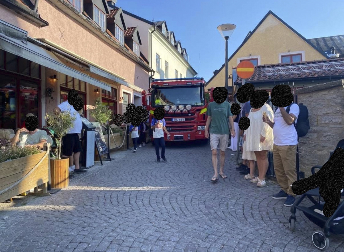 En brandbil försöker att ta sig fram på Visbys trånga gator. Snart kan AI hjälpa brandbilar att bättre ta sig fram. Foto: Henrik Johansson/Räddningstjänsten Gotland