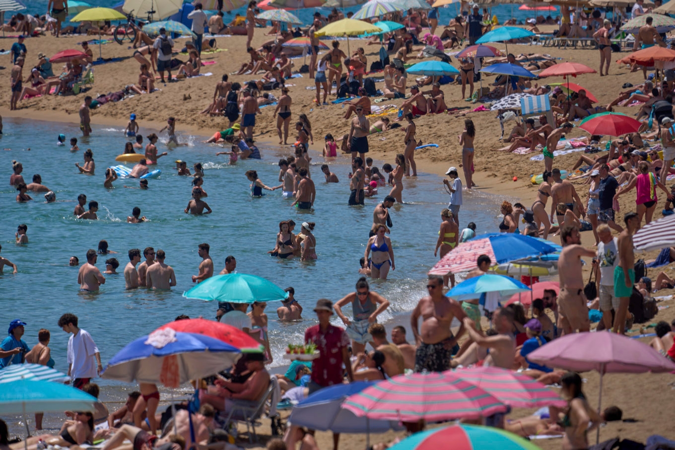 En fullsatt strand i Barcelona under lördagen. Foto: Emilio Morenatti/AP/TT