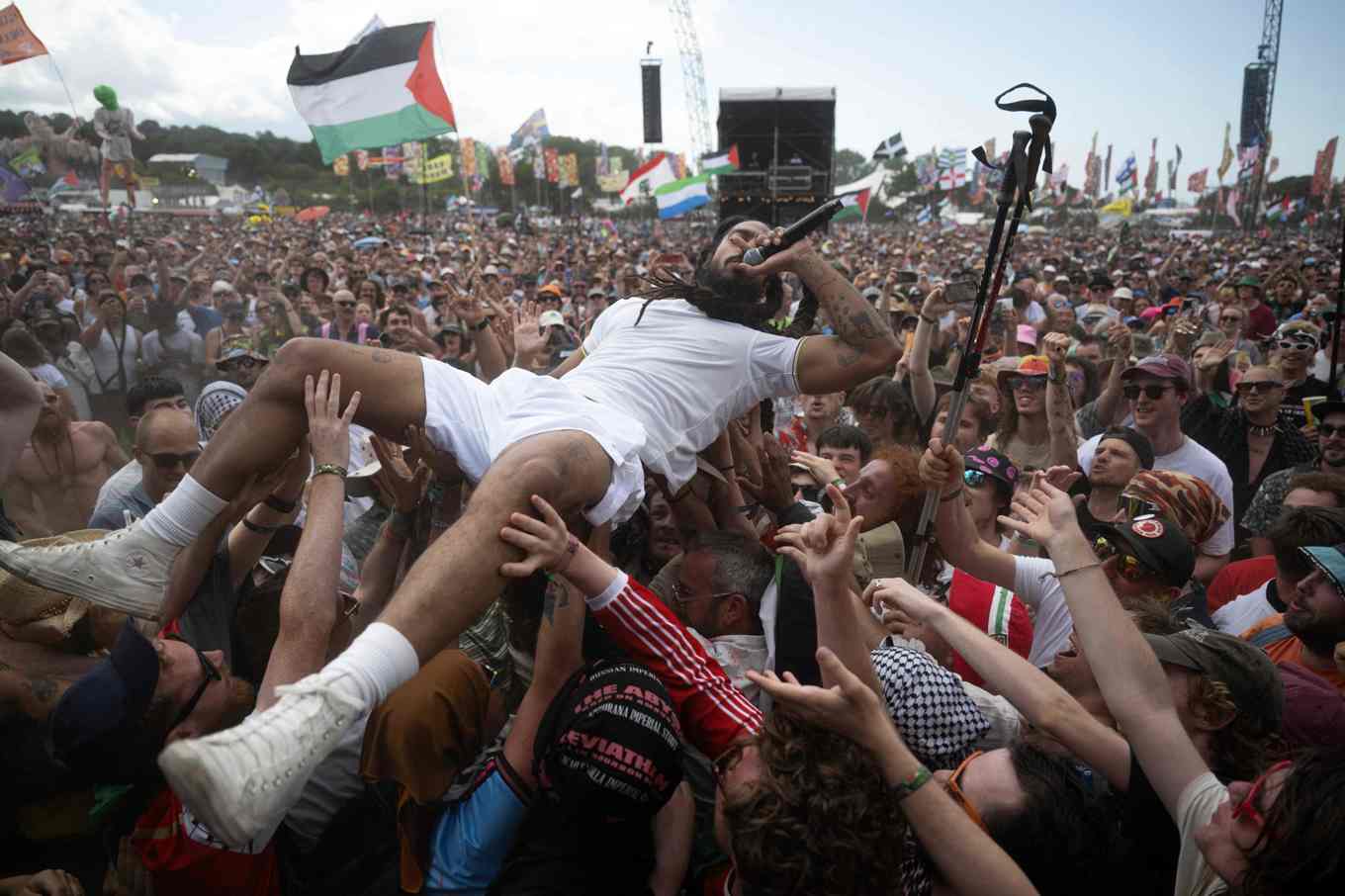 Punkrapparen Bobby Vylan, från duon med det snarlika namnet Bob Vylan, publiksurfar under sin spelning på Glastonburyfestivalen i lördags. Foto: Oli Scarff/AFP/TT