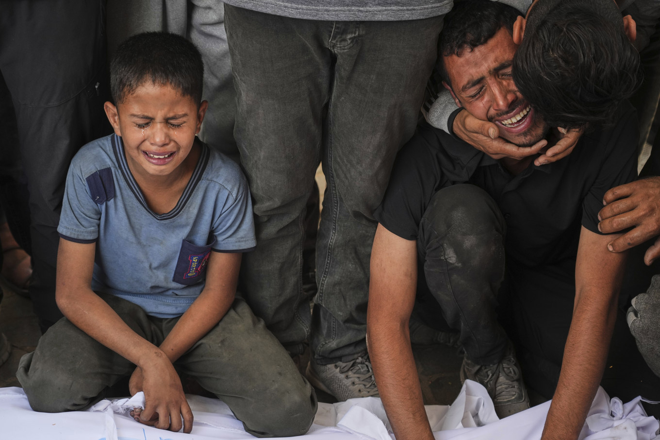 Släktingar sörjer en anhörig som dödats i israeliska angrepp i Gaza stad under lördagen. Foto: Jehad Alshrafi/AP/TT