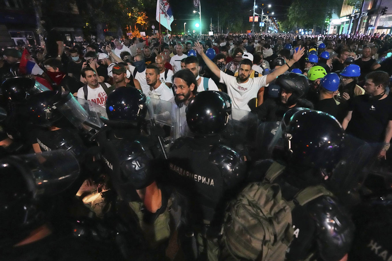 Kravallpolis sattes in mot demonstranterna i Belgrad på lördagen. Foto: Darko Vojinovic/AP/TT