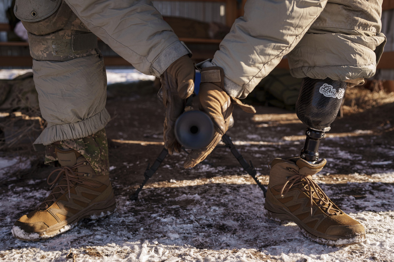 Ukrainsk soldat som förlorat ett ben efter att ha trampat på en mina. Bild från träning nära Kiev, i februari i år. Foto: Evgeniy Maloletka/AP/TT