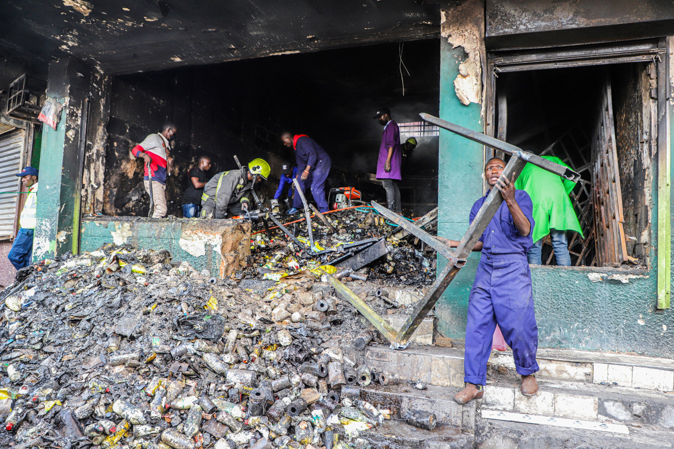 Företagare i Nairobi bedömer skadorna på sina vandaliserade butiker efter protesterna i Kenya i förra veckan. Bilden är tagen i torsdags. Foto: Patrick Ngugi/AP/TT