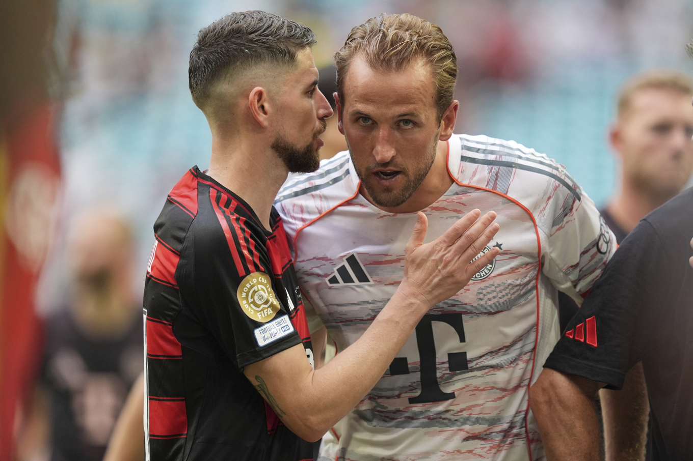 Flamengos Jorginho säger något till Bayerns Harry Kane. Foto: Rebecca Blackwell/AP/TT