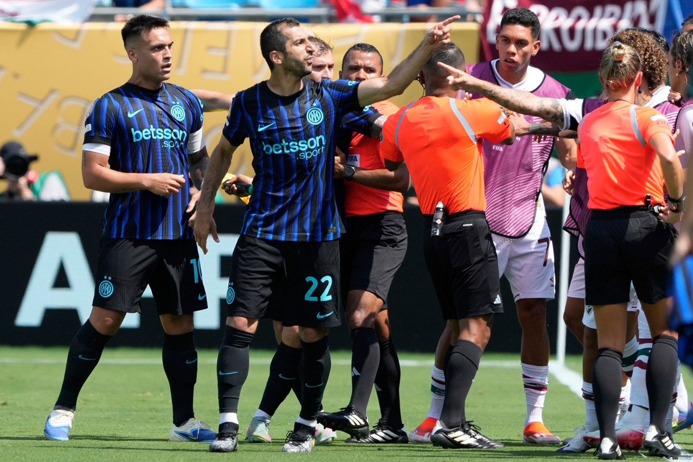 Inters Henrich Mchitarjan, nummer 22, tjafsar med Fluminenses spelare i åttondelsfinalen av klubblags-VM i Charlotte. Foto: Chris Carlson/AP/TT