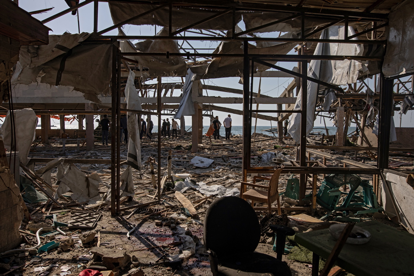 Palestinier inspekterar bråten efter att en israelisk attack träffat ett strandkafé på måndagen där över 20 personer uppges ha dödats. Foto: Haitham Imad/EPA/TT
