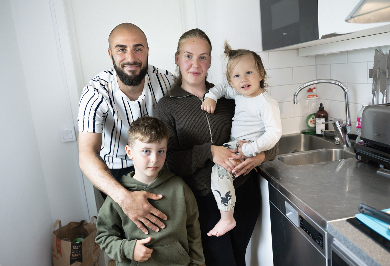 Många kommunala och privata fastighetsägare har nu börjat låta sina hyresgäster betala för varmt och kallt vatten. Det borde ingå hyran, tycker Gourgis Ablahad och Anna Hedlund, här med barnen Adrian och Hamilton i familjens lägenhet i Haninge söder om Stockholm. Foto: Claudio Bresciani/TT