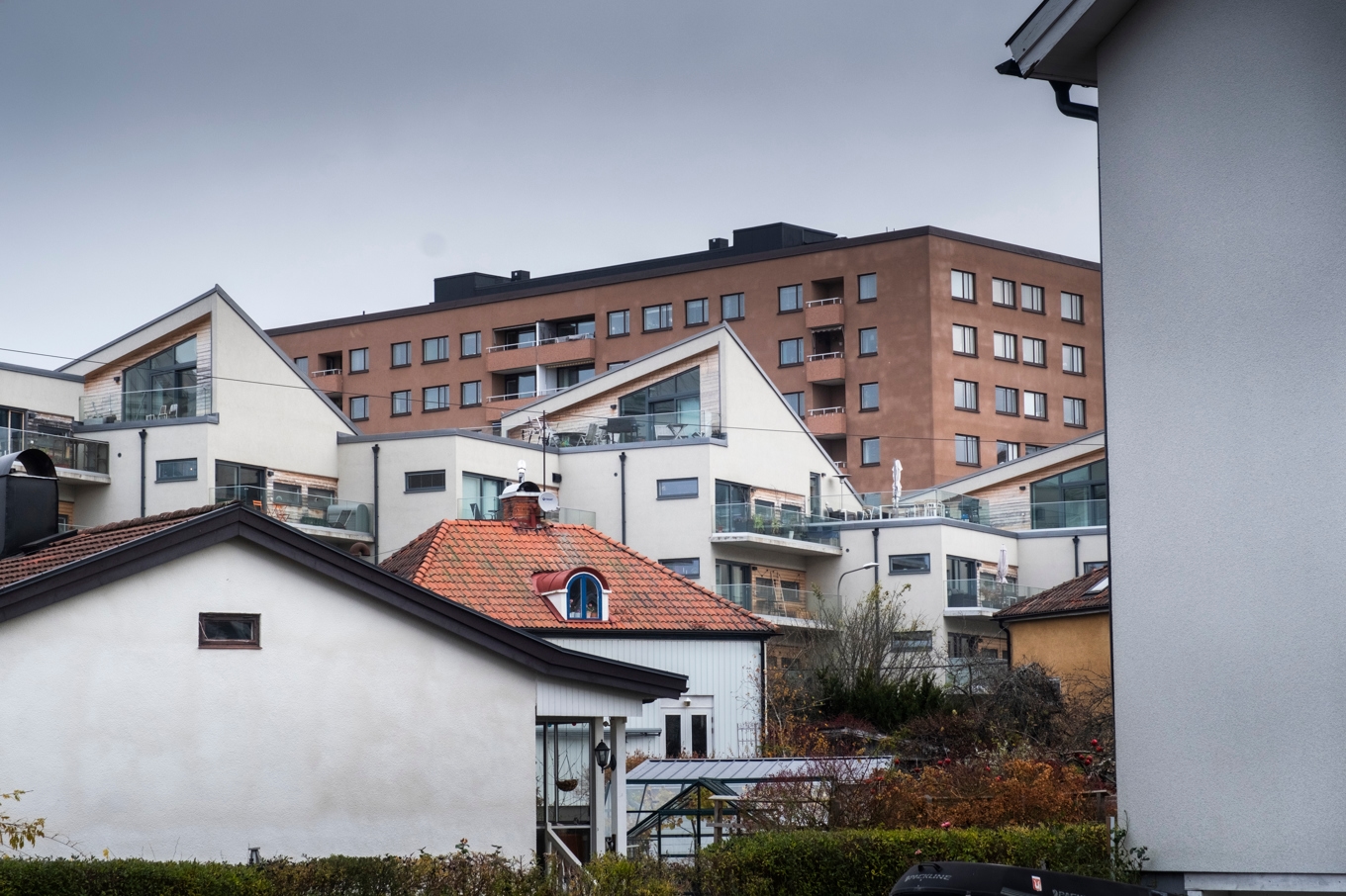 Priserna och antalet affärer på bostadsmarknaden föll i juni. Arkivbild. Foto: Magnus Hjalmarson Neideman/SVD/TT