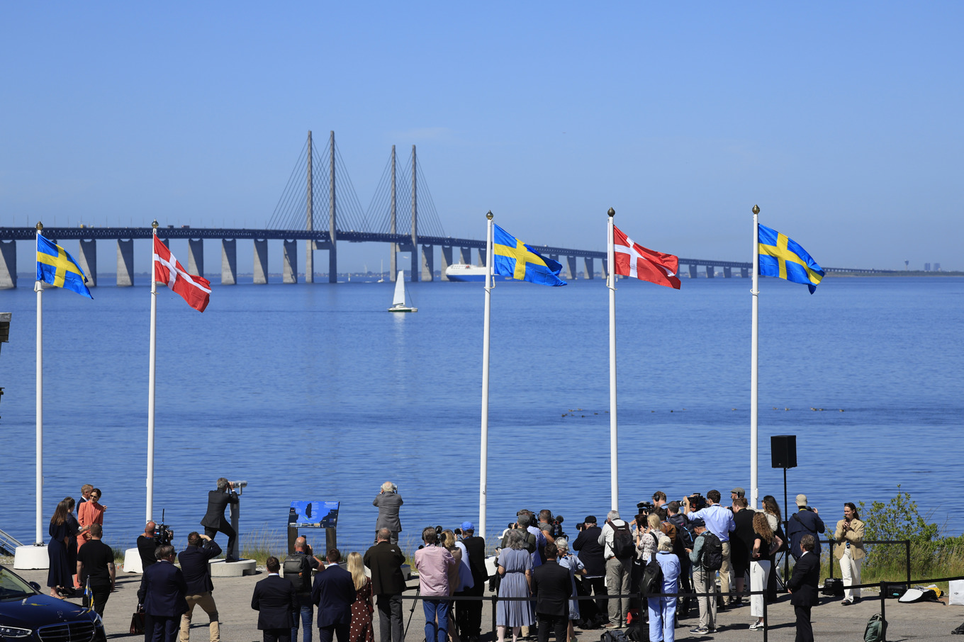 Kung Carl XVI Gustaf och kung Frederik X tittar i kikare under Öresundsbrons 25-årsjubileum. Foto: Andreas Hillergren/TT