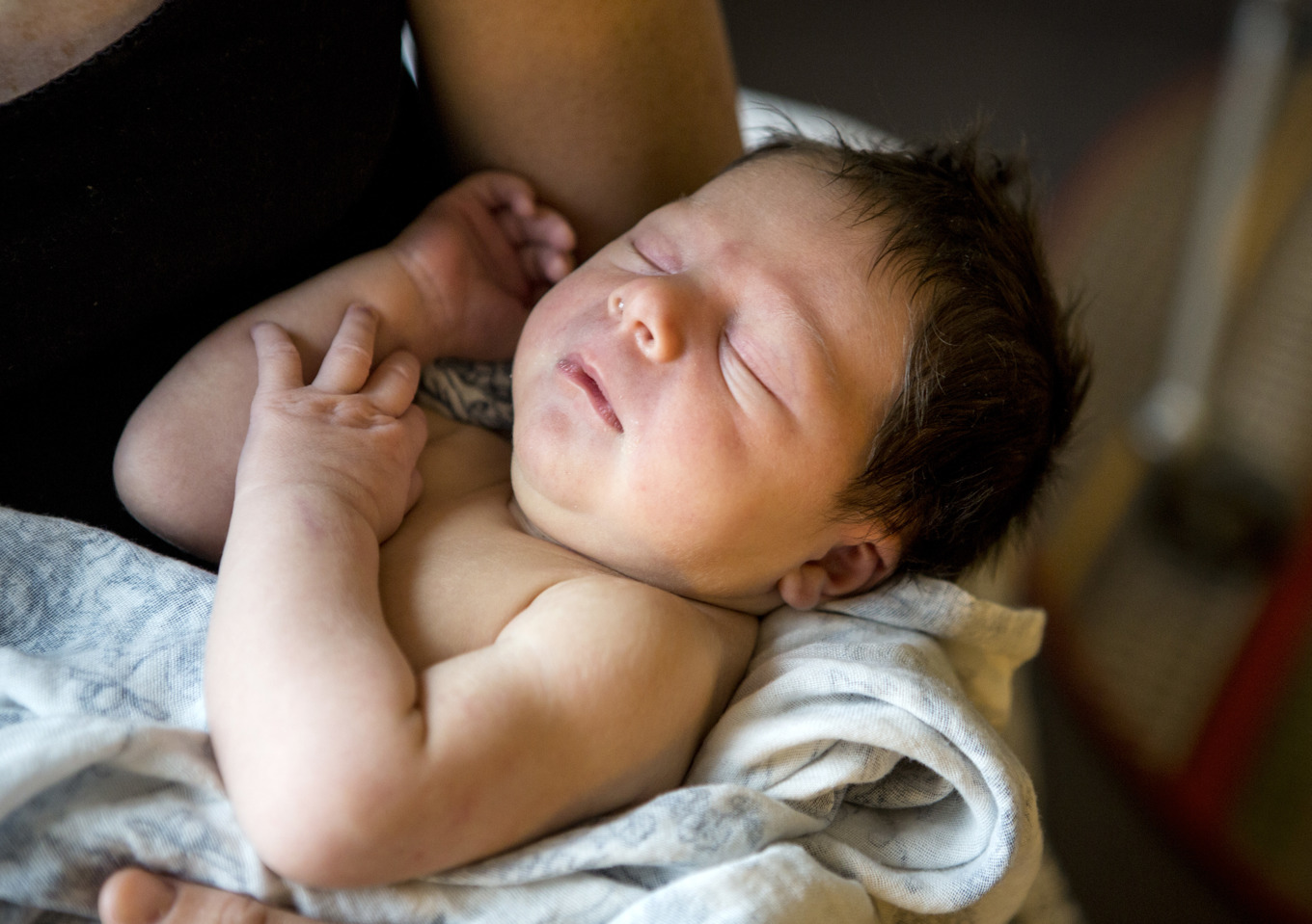 En nyfödd bebis med sin mamma. Foto: Christine Olsson/TT