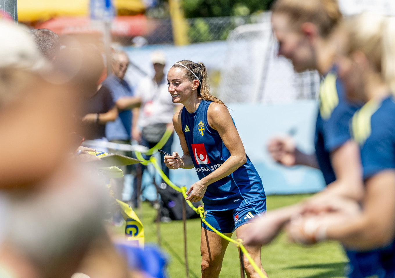 Kosovare Asllani är fortfarande ett av de hetaste villebråden när fansen jagar autografer. Här under måndagens träning på den svenska EM-basen i Cham. Foto: Adam Ihse/TT