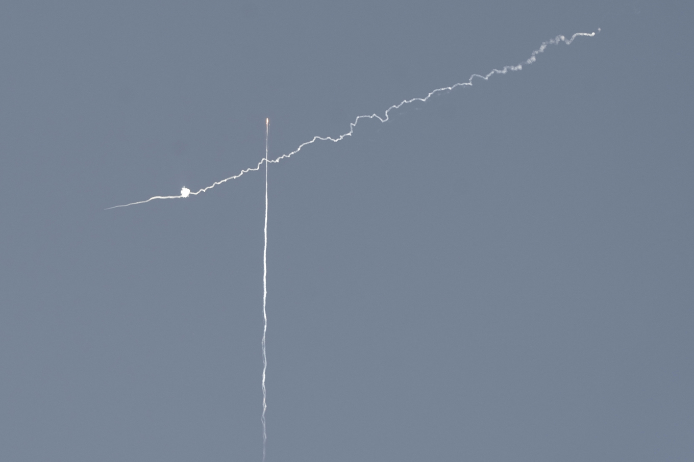 Det israeliska luftvärnet skjuter ner en robot avfyrad från Jemen den 10 juni. Foto: Mahmoud Illean/AP/TT