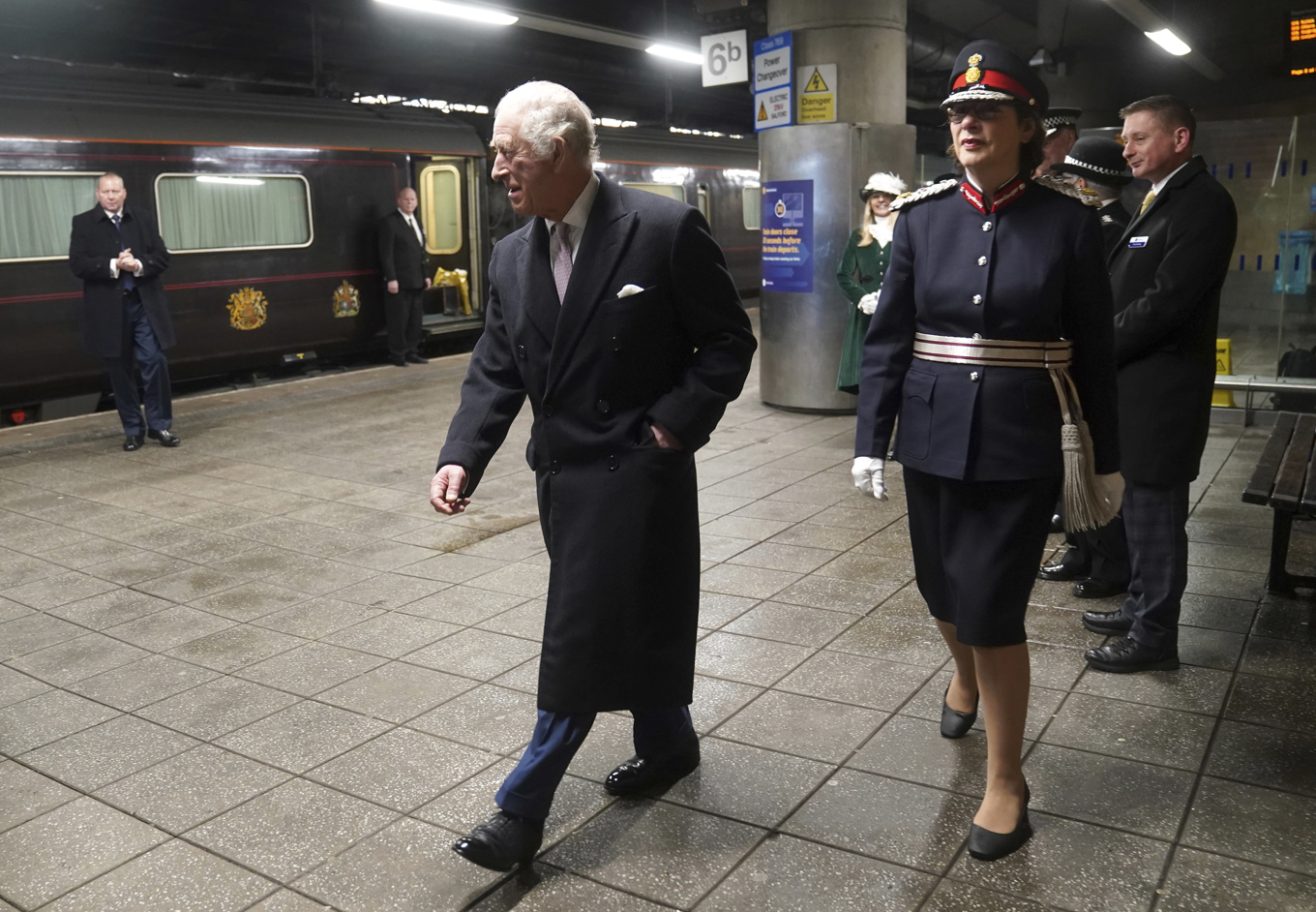 Storbritanniens kung Charles III anländer till Manchester med sitt kungliga tåg i januari 2023. Foto: Owen Humphreys/Pool via AP/TT