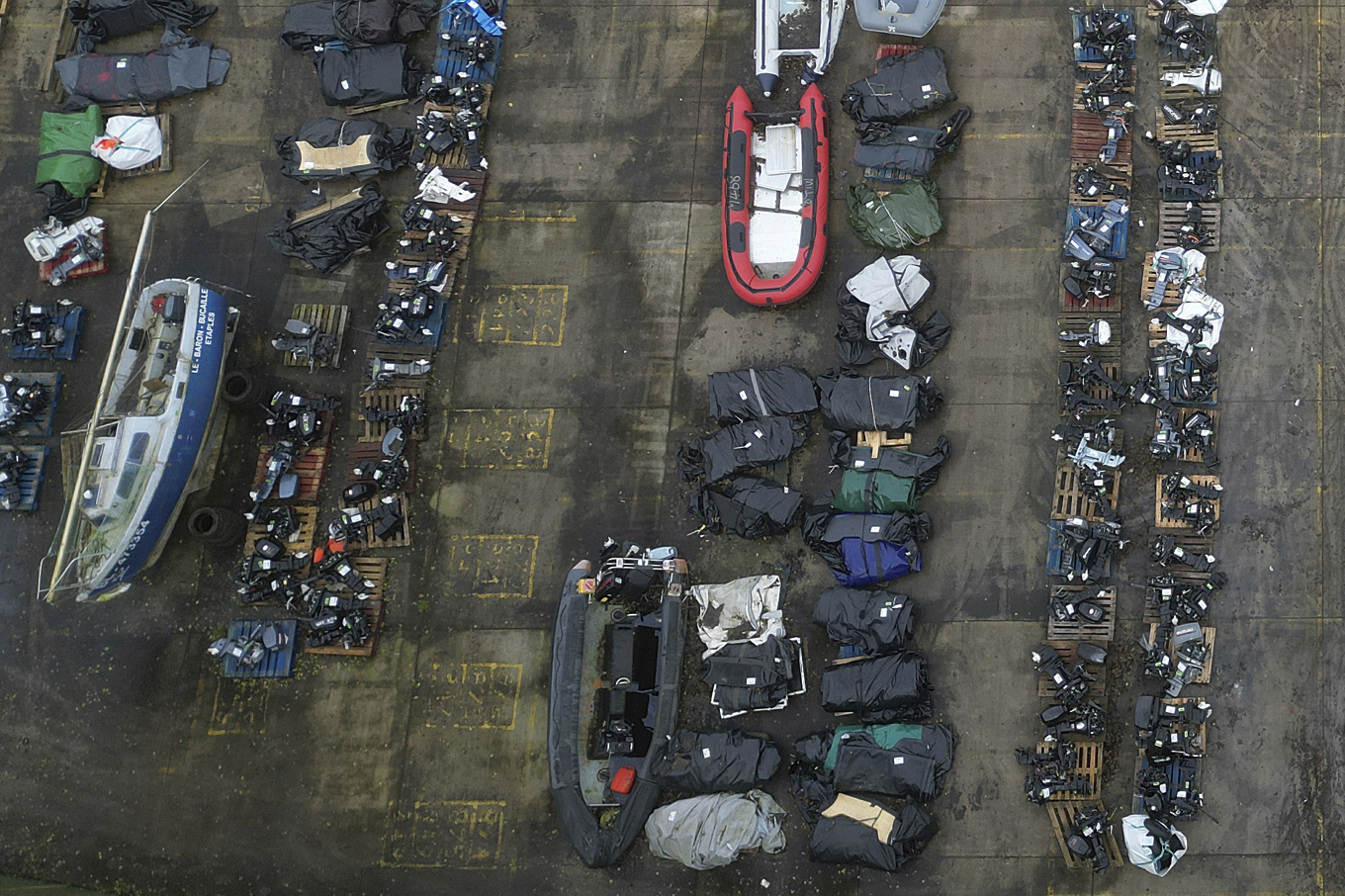 Små båtar och gummibåtar som tagits i beslag av franska myndigheter. Arkivbild. Foto: Foto: AP/TT