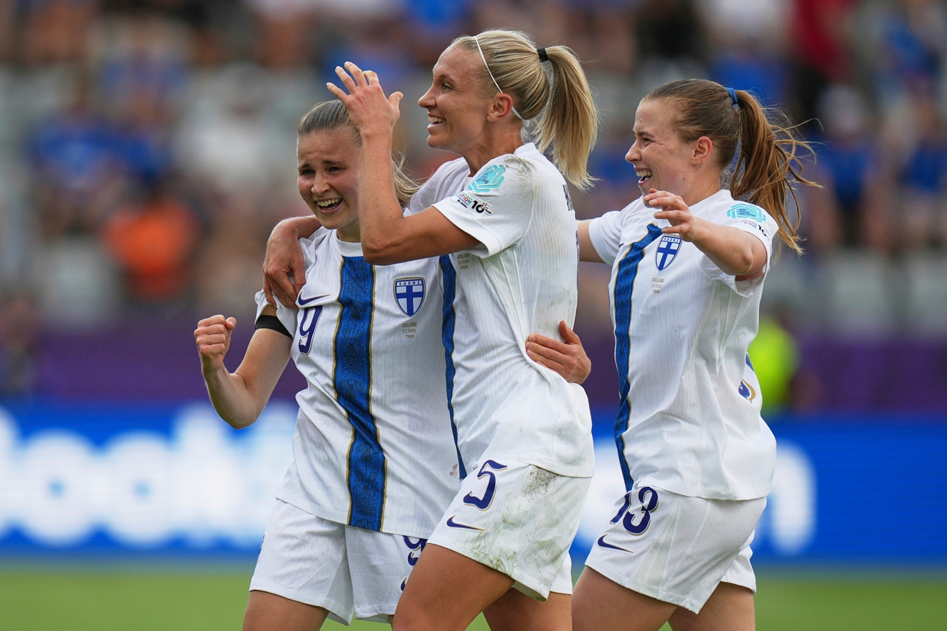 Finland Katariina Kosola (till vänster) firar sitt klassmål tillsammans med Emma Koivisto i EM-premiären. Foto: Alessandra Tarantino/AP/TT