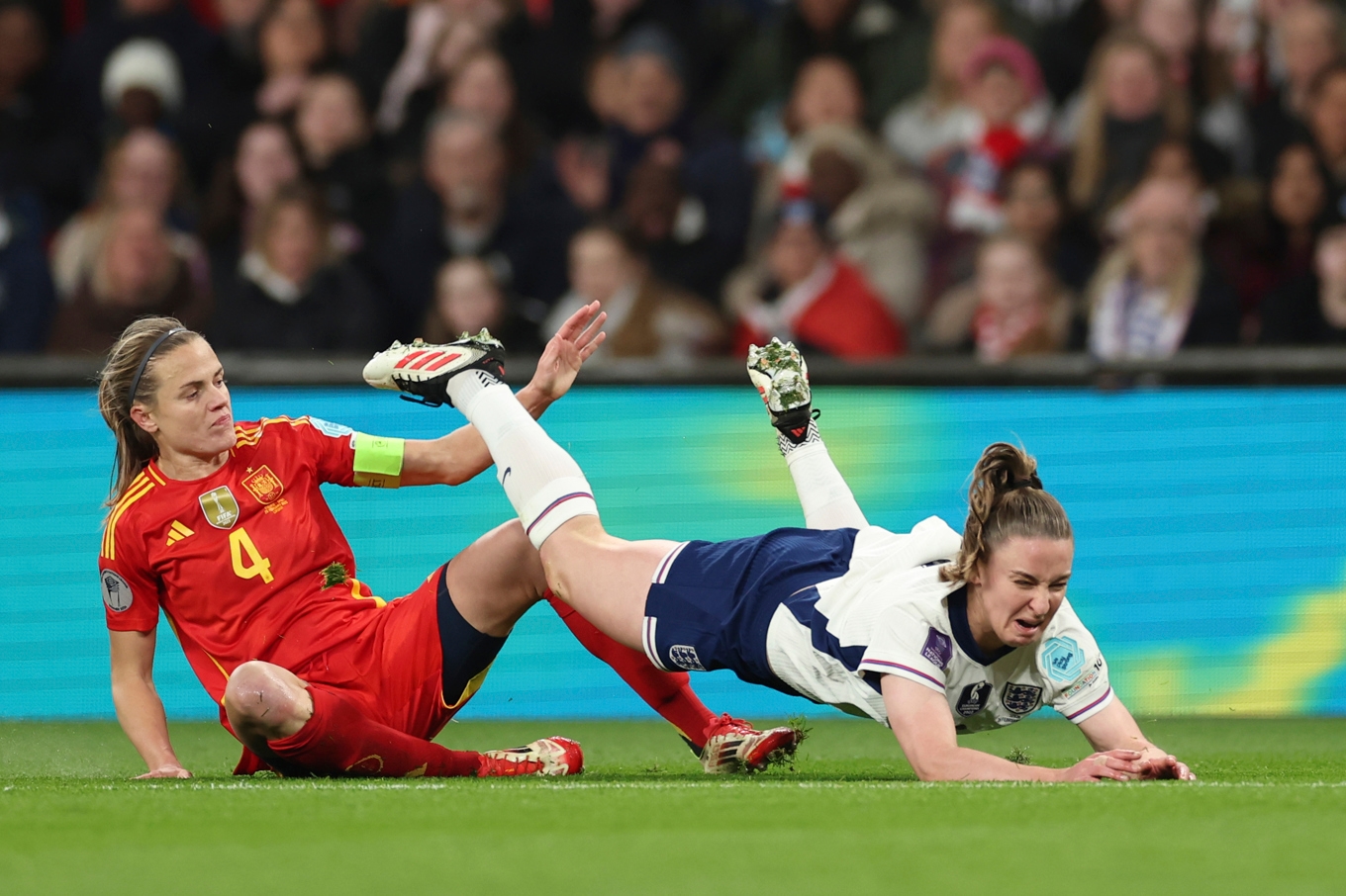 Spaniens lagkapten Irene Paredes (vänster) är avstängd i EM-premiären mot Portugal. Arkivbild. Foto: Ian Walton/AP/TT