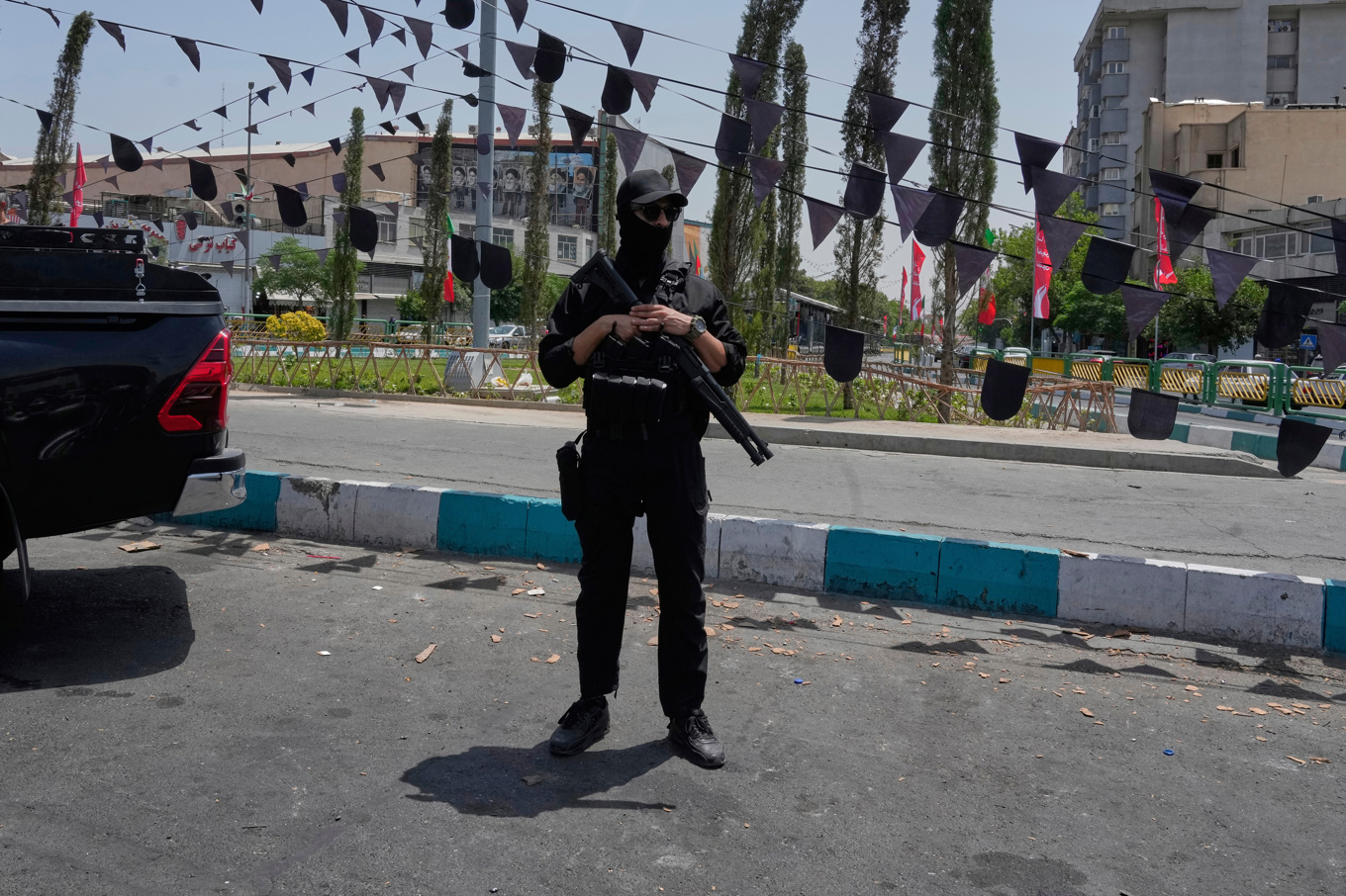 En revolutionsgardist står vakt i centrala Teheran. Arkivbild från förra veckan. Foto: Vahid Salemi/AP/TT