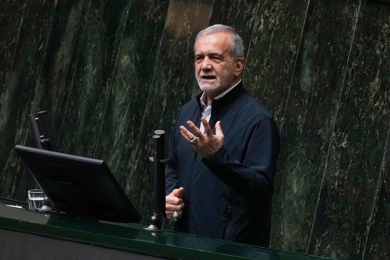 Irans president Masoud Pezeshkian. Arkivbild. Foto: Vahid Salemi/AP/TT