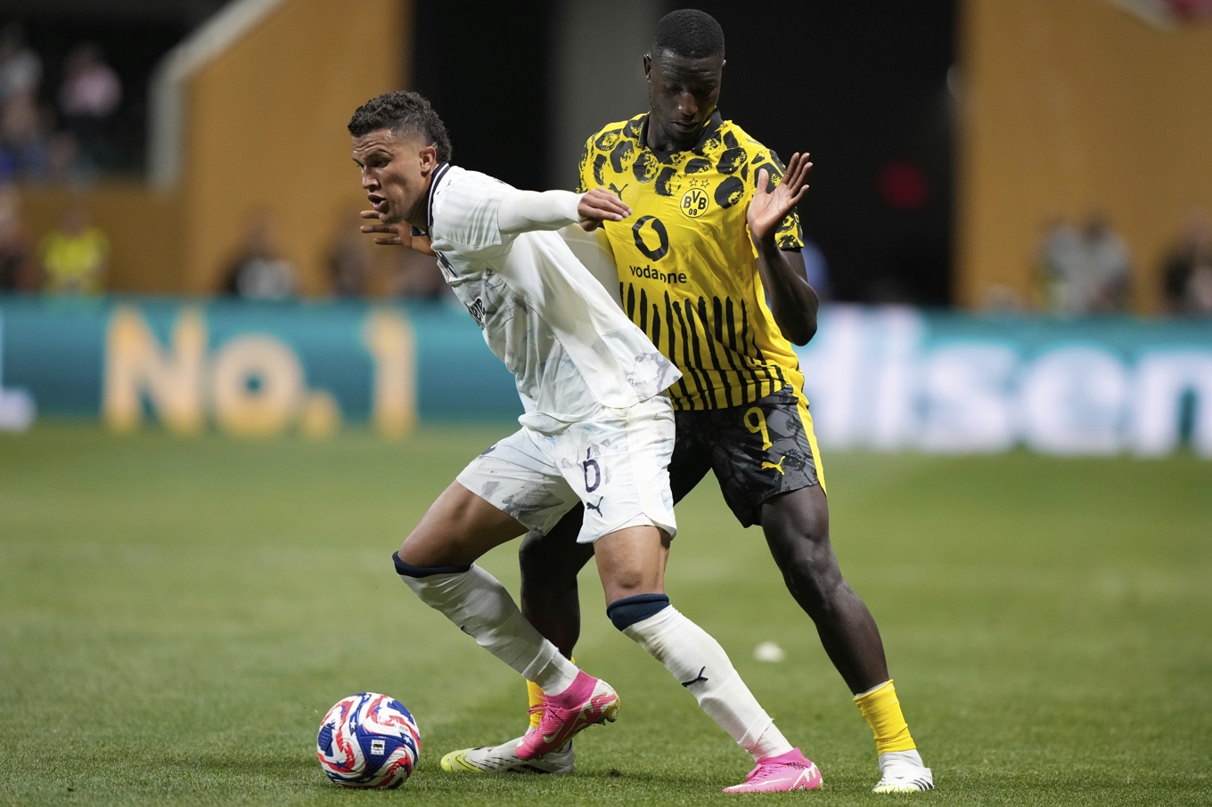 Monterreys Nelson Deossa och Dortmunds Serhou Guirassy i närkamp under klubblags-VM. Foto: Brynn Anderson/AP/TT