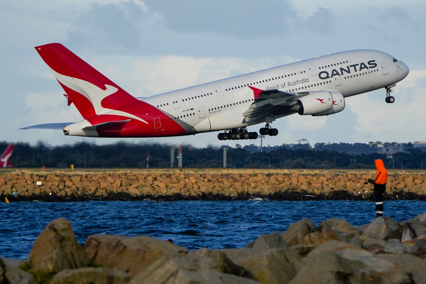 Ett Qantasplan lyfter från flygplatsen i Sydney. Arkivbild. Foto: Mark Baker/AP/TT