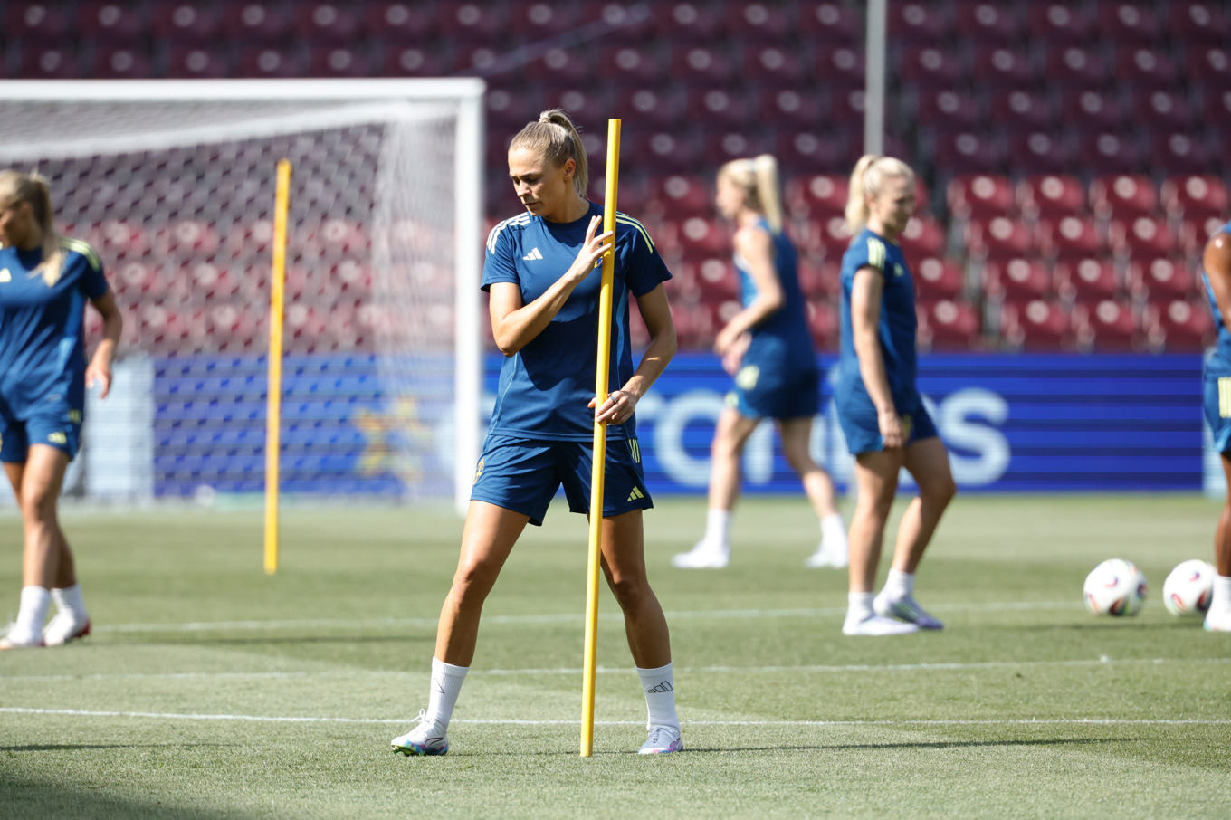 Fridolina Rolfö var tillbaka i träning med landslaget på torsdagen, dagen före EM-premiären mot Danmark. Foto: Adam Ihse/TT