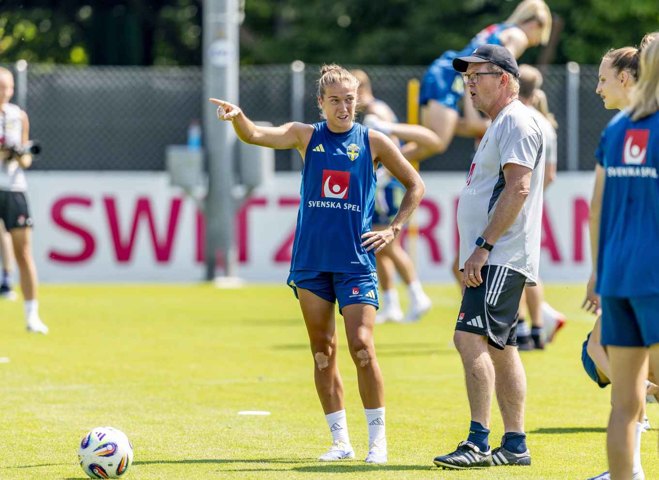 Filippa Angeldahl, här tillsammans med målvaktstränaren Leif Troedsson, går för guld i Schweiz. Foto: Adam Ihse/TT