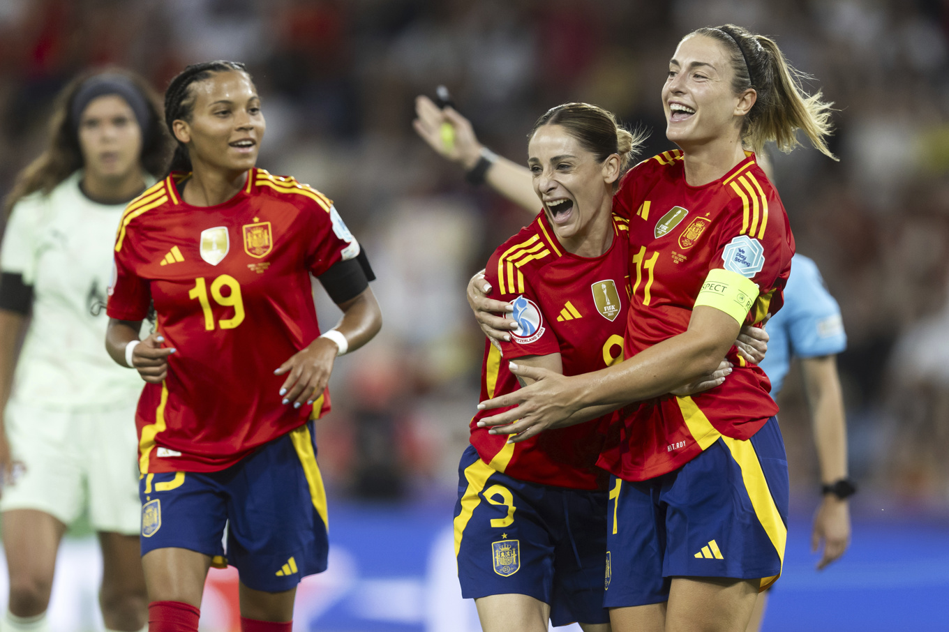 Spaniens Alexia Putellas, till höger, firar tillsammans med Esther González och Vicky López (19). Foto: Peter Klaunzer/AP/TT