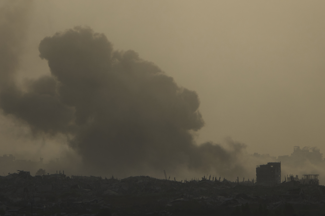 Rök efter en israelisk bombning på Gazaremsan. Bild tagen den 1 juli. Foto: Ariel Schalit/AP/TT