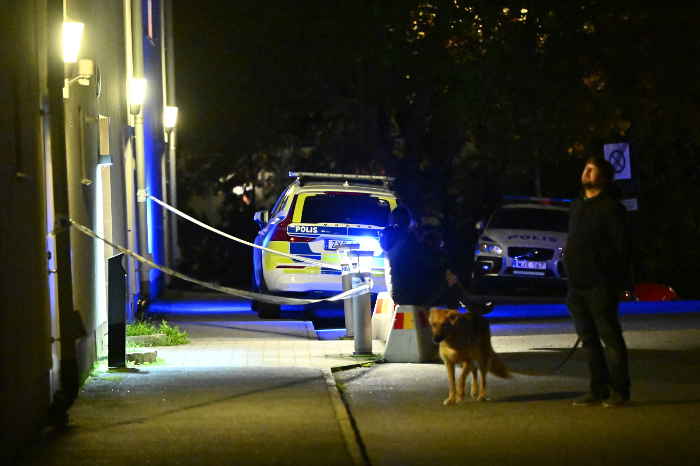 Polisen på plats vid en av fastigheterna i Farsta den 2 oktober. Foto: Anders Wiklund/TT