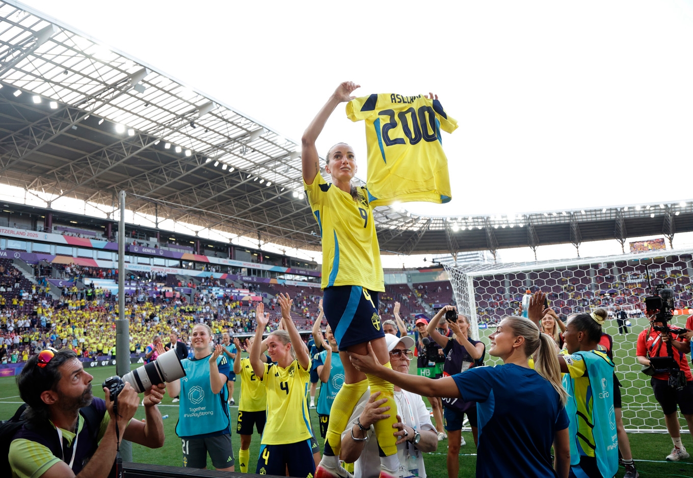 Kosovare Asllani hyllades efter sin 200:e landskamp och fick ta emot en jubileumströja av landslagschefen Marika Domanski Lyfors. Foto: Adam Ihse/TT