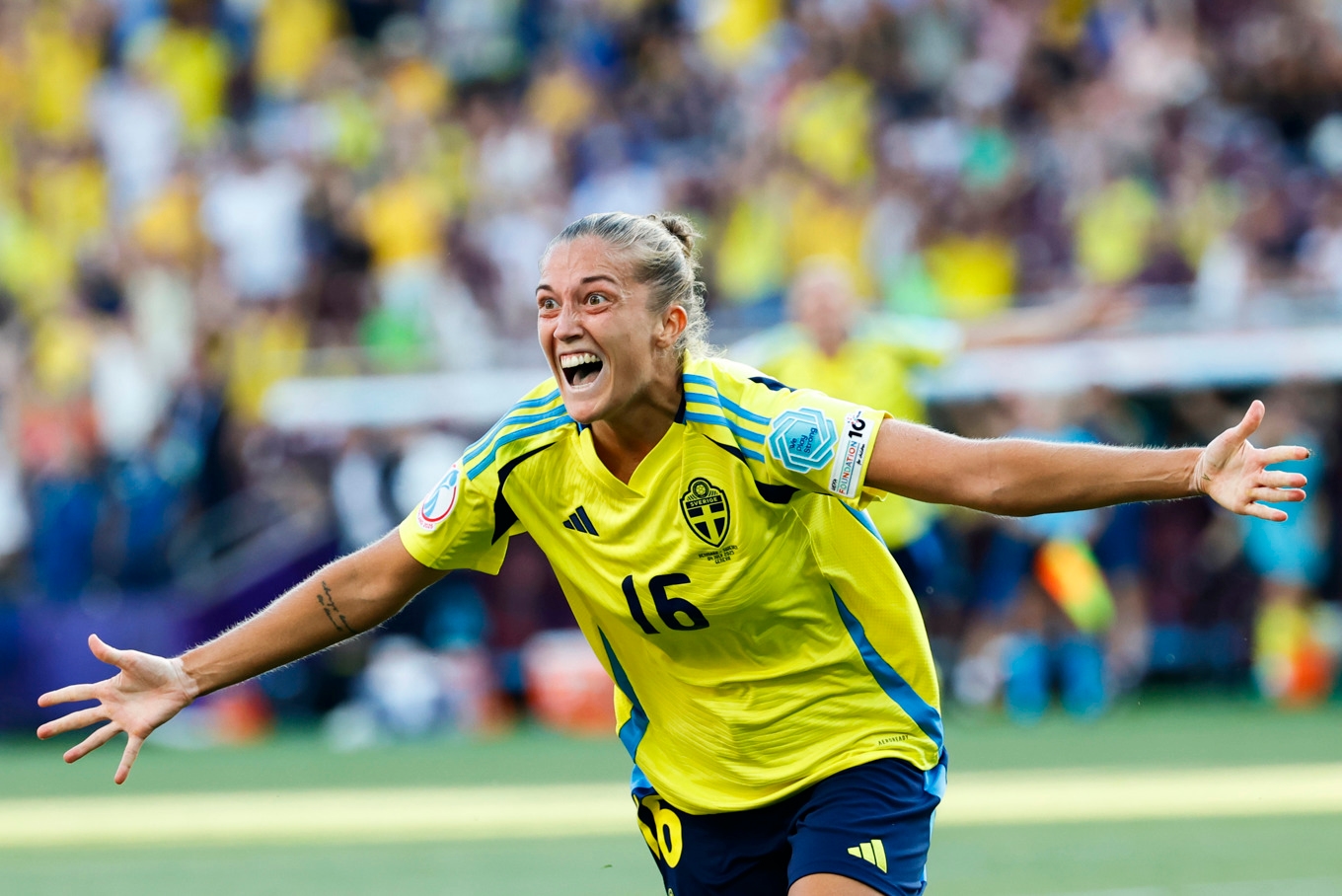 Sveriges Filippa Angeldahl jublar efter sitt 1–0-mål i fredagens EM-premiär mot Danmark på Stade de Genève. Foto: Adam Ihse/TT